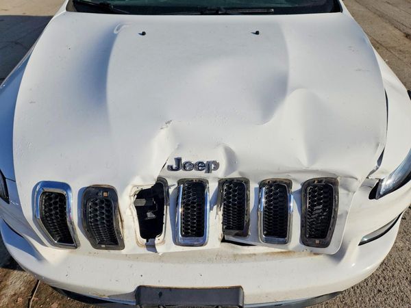 2017 JEEP CHEROKEE Limited — Engine bay