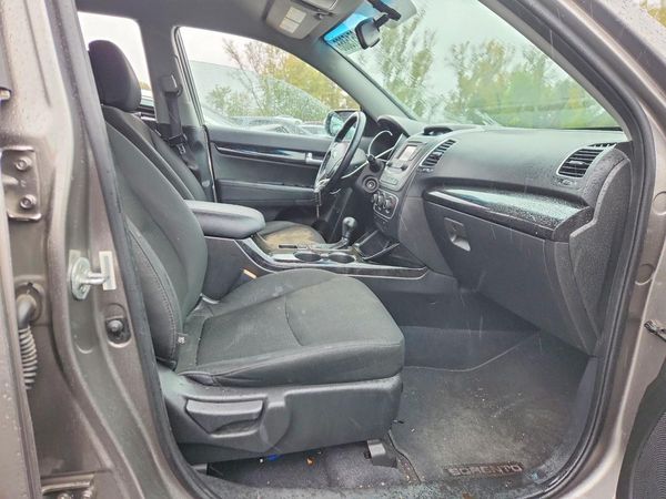 2015 KIA SORENTO GL — DENT