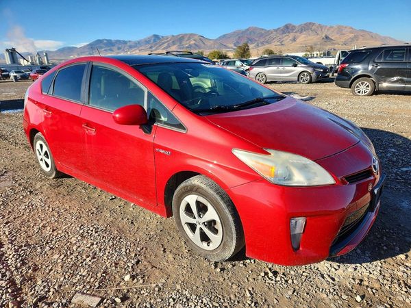 2014 TOYOTA PRIUS — Passenger 3/4