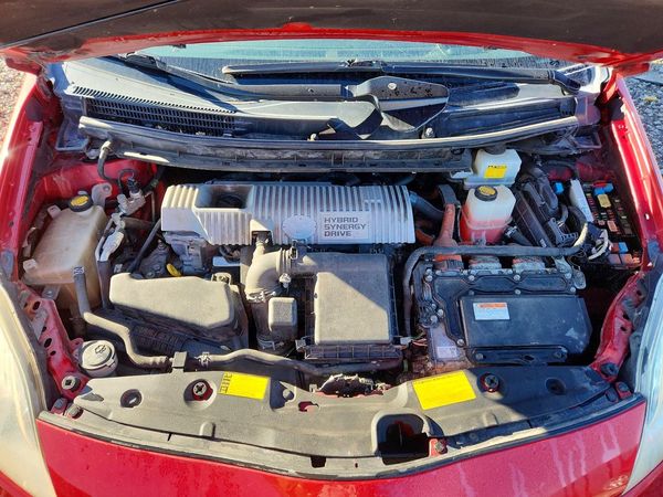 2014 TOYOTA PRIUS — Engine bay