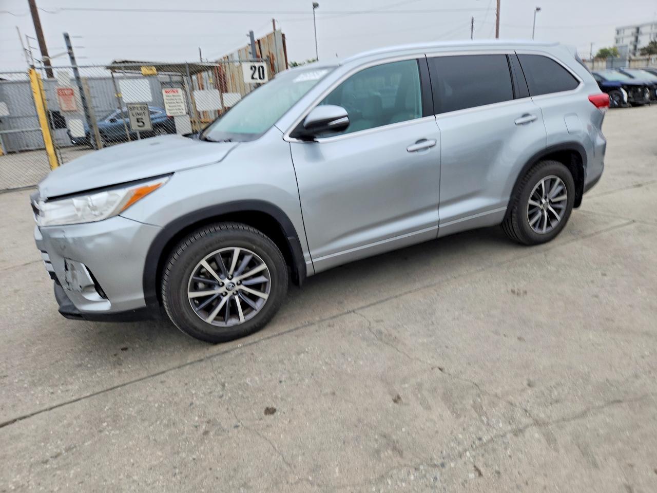 2018 TOYOTA HIGHLANDER — Front 3/4