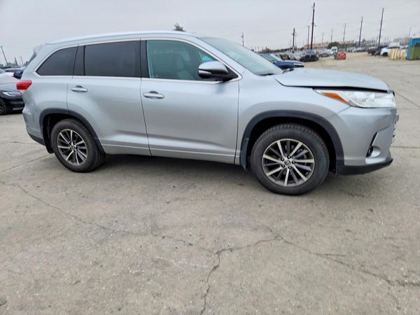 2018 TOYOTA HIGHLANDER — Passenger 3/4