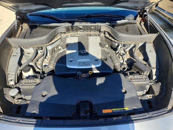 2012 INFINITI FX35 — Engine bay