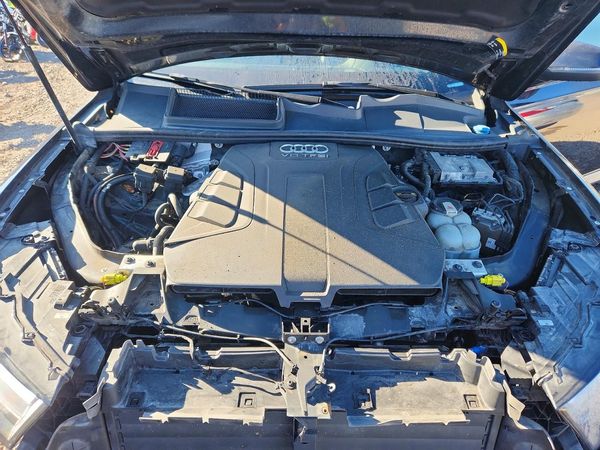 2018 AUDI Q7 quattro Prestige — Engine bay