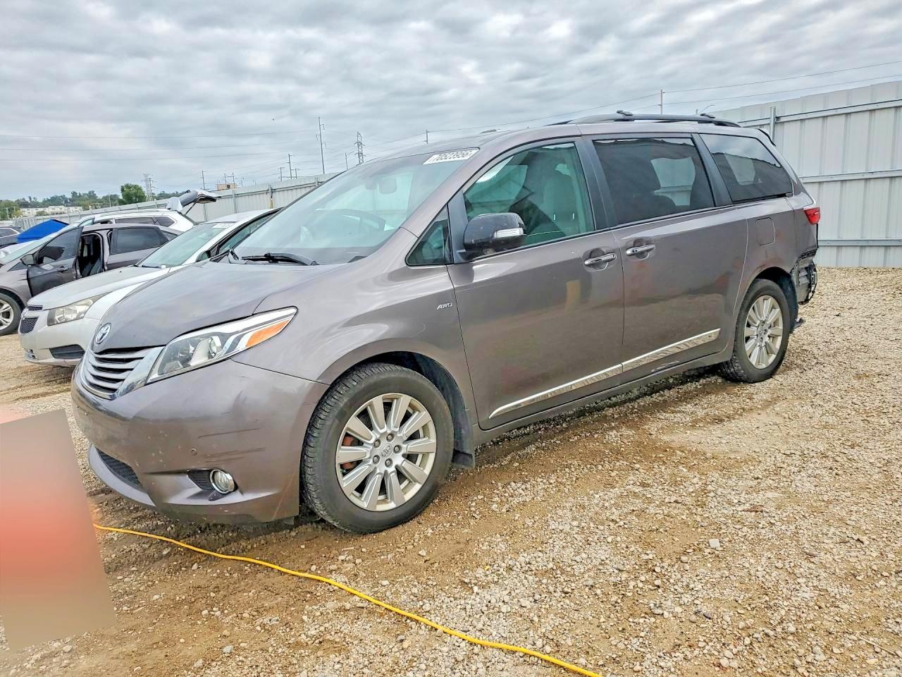 2017 TOYOTA SIENNA — Front 3/4