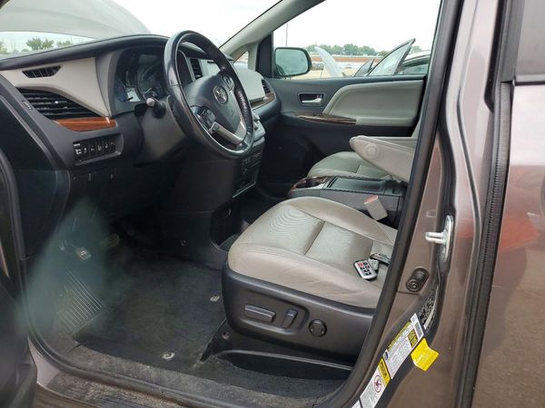 2017 TOYOTA SIENNA — DENT