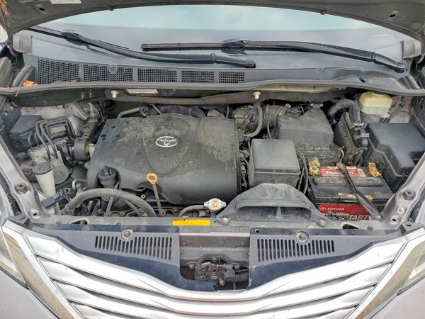 2017 TOYOTA SIENNA — Engine bay