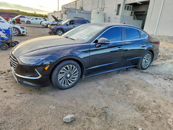2022 HYUNDAI SONATA Limited — Front 3/4