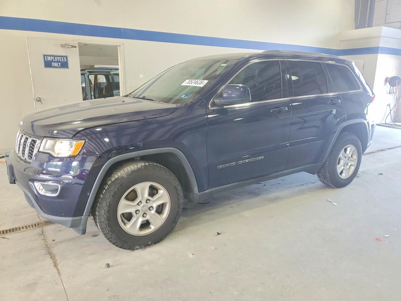 2017 JEEP GRAND CHEROKEE Laredo — Front 3/4