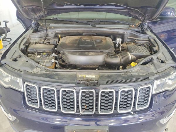 2017 JEEP GRAND CHEROKEE Laredo — Engine bay