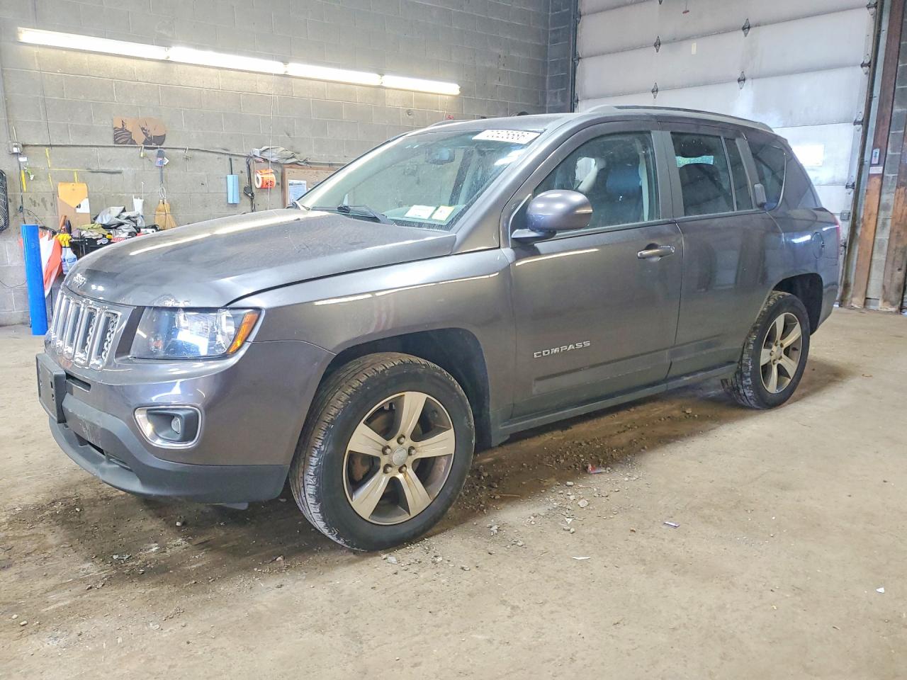 2016 JEEP COMPASS Latitude — Front 3/4