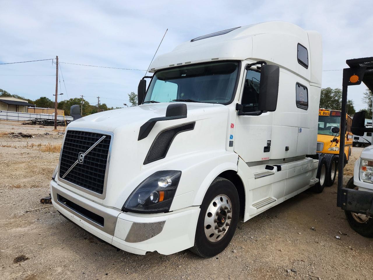 2018 VOLVO VN — Front 3/4