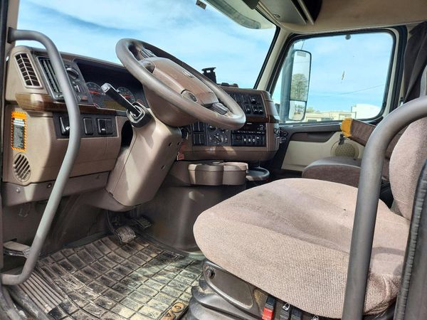 2018 VOLVO VN — DENT