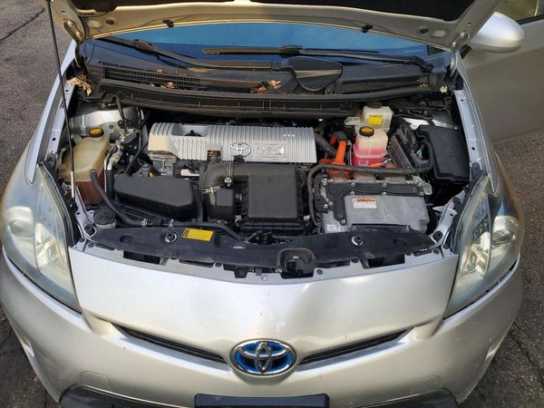 2012 TOYOTA PRIUS — Engine bay