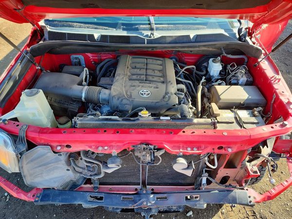 2015 TOYOTA TUNDRA SR5 Grade — Engine bay