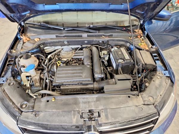 2017 VOLKSWAGEN JETTA S — Engine bay