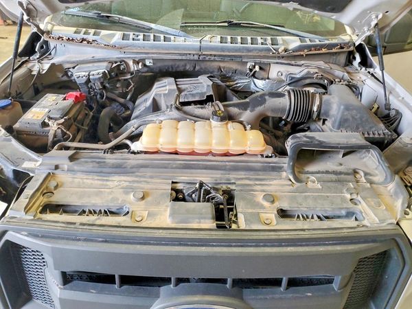 2017 FORD F150 SuperCab — Engine bay