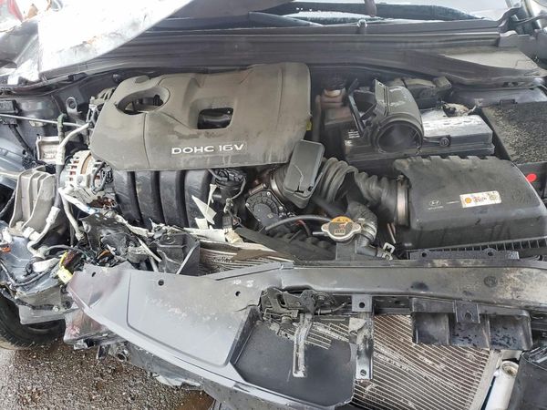 2018 HYUNDAI ELANTRA — Engine bay