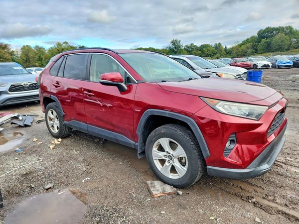 2019 TOYOTA RAV4 XLE / XLE Premium 4WD — Passenger 3/4