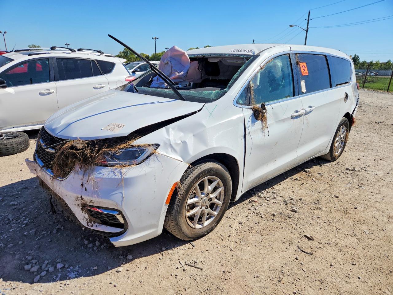 2024 CHRYSLER PACIFICA Touring L — Front 3/4