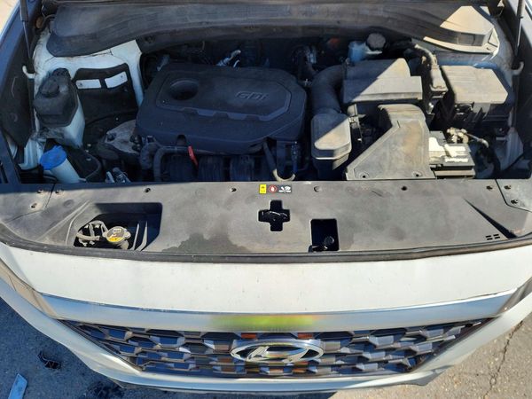 2019 HYUNDAI SANTA FE SE — Engine bay