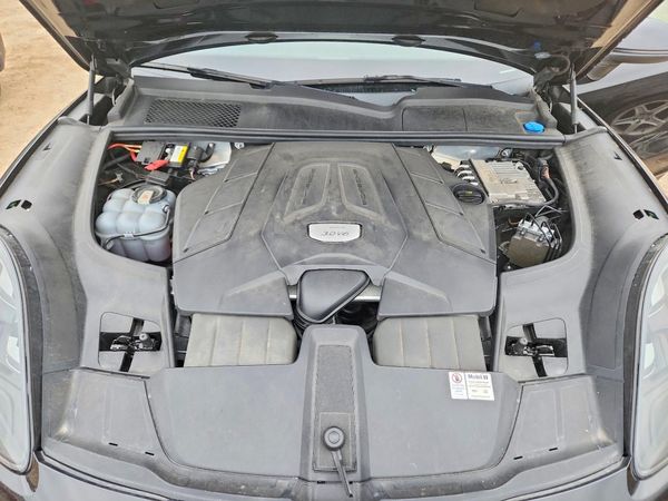 2019 PORSCHE CAYENNE — Engine bay