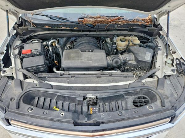 2021 CHEVROLET SUBURBAN High Country — Engine bay