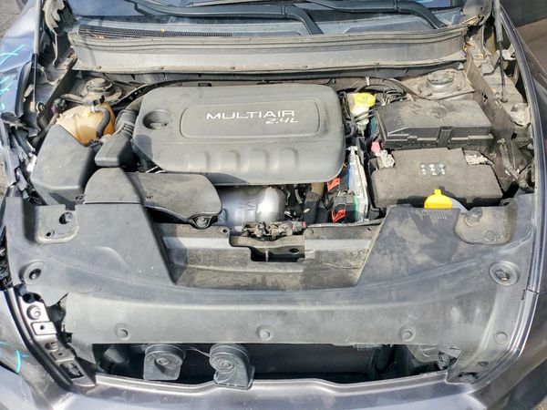2015 JEEP CHEROKEE Limited — Engine bay