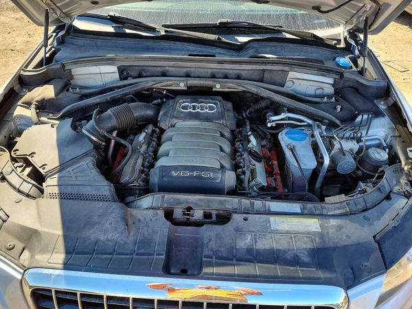 2012 AUDI Q5 Premium Plus — Engine bay