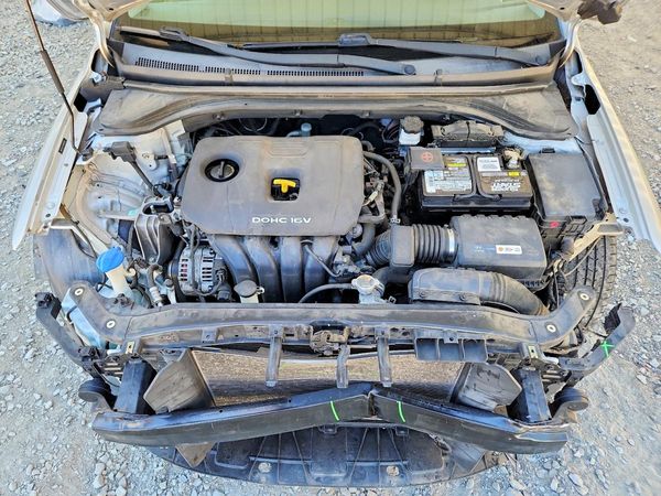 2017 HYUNDAI ELANTRA SE Base — Engine bay