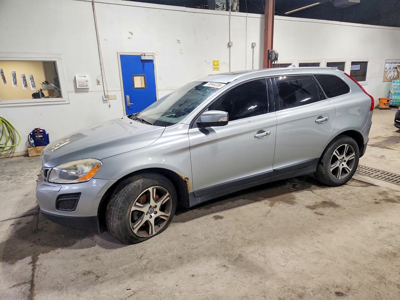 2013 VOLVO XC60 — Front 3/4