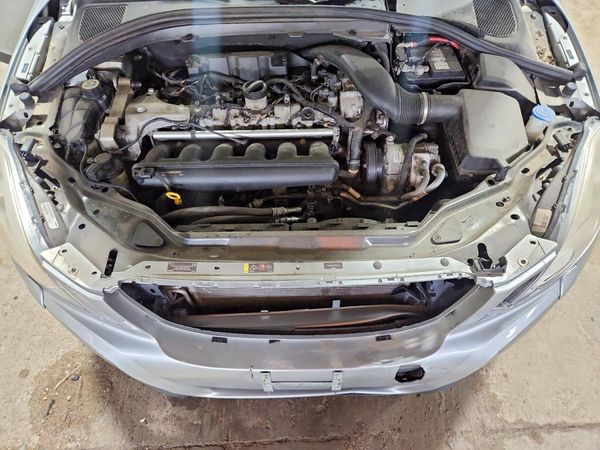 2013 VOLVO XC60 — Engine bay