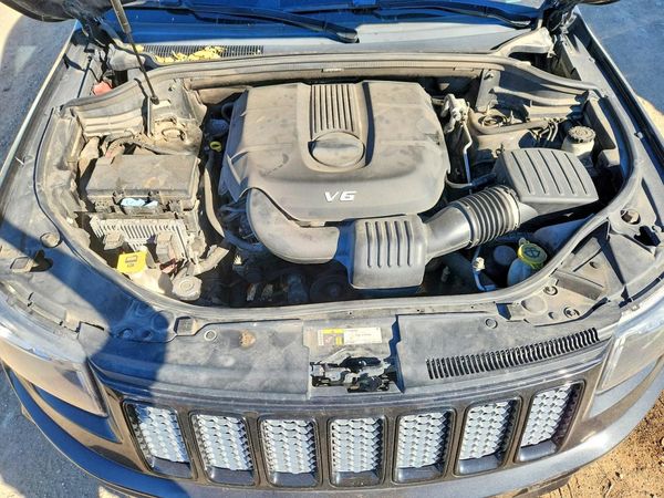 2015 JEEP GRAND CHEROKEE Laredo — Engine bay