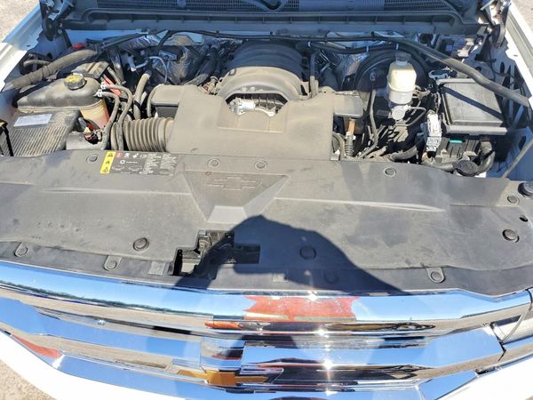 2017 CHEVROLET SILVERADO High Country — Engine bay