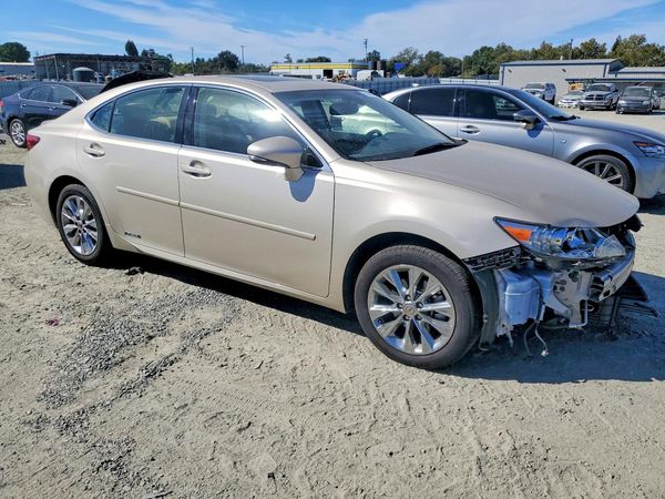 2015 LEXUS ES 300h — Passenger 3/4