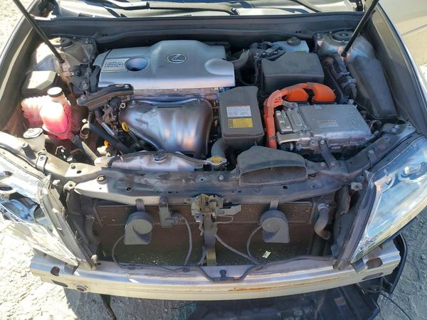 2015 LEXUS ES 300h — Engine bay