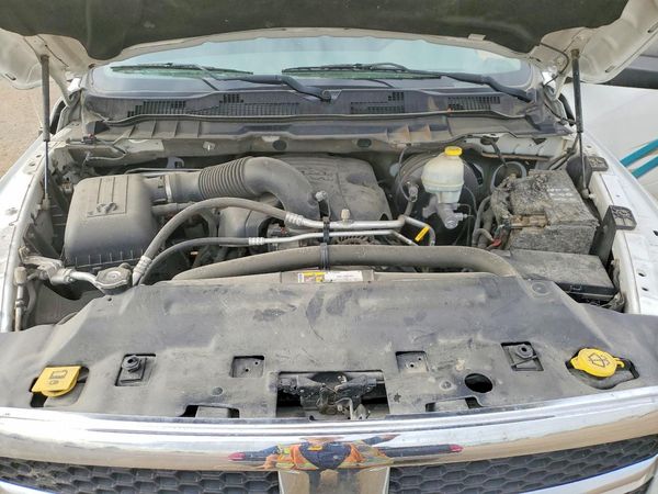 2014 RAM 1500 SLT — Engine bay