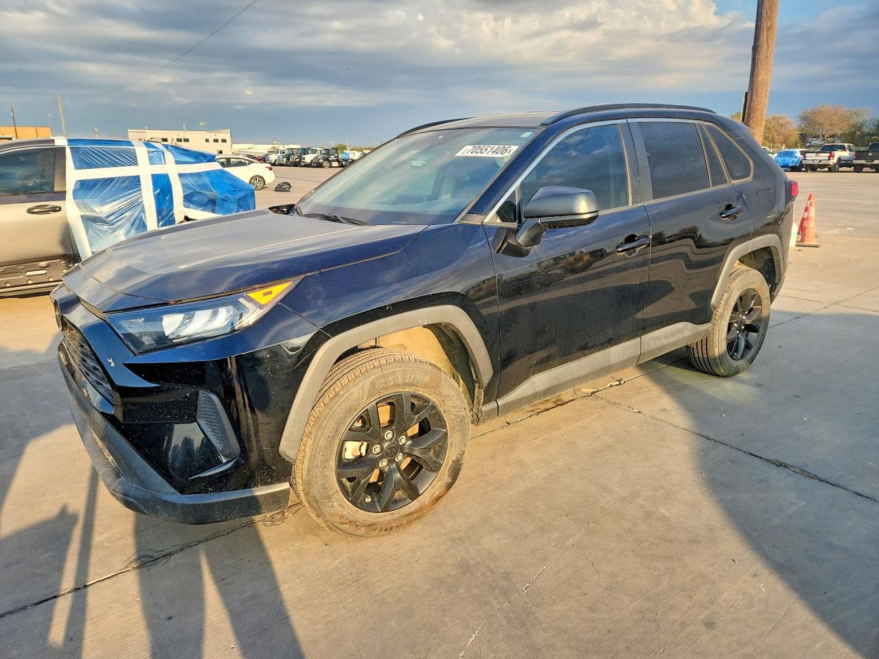 2021 TOYOTA RAV4 LE — Front 3/4