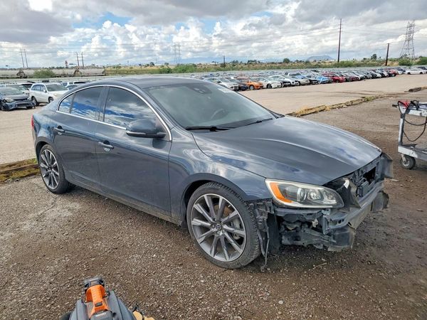 2015 VOLVO S60 Platinum (non R design) — Passenger 3/4