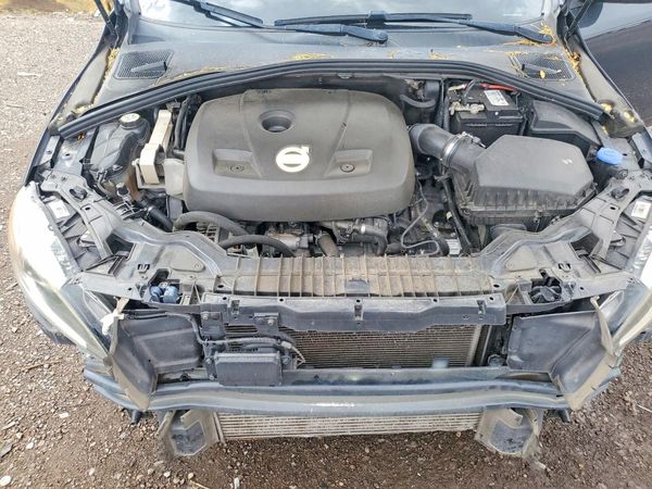 2015 VOLVO S60 Platinum (non R design) — Engine bay