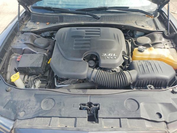 2013 DODGE CHARGER SXT — Engine bay
