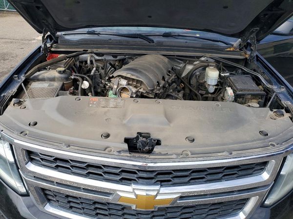 2015 CHEVROLET SUBURBAN LT — Engine bay