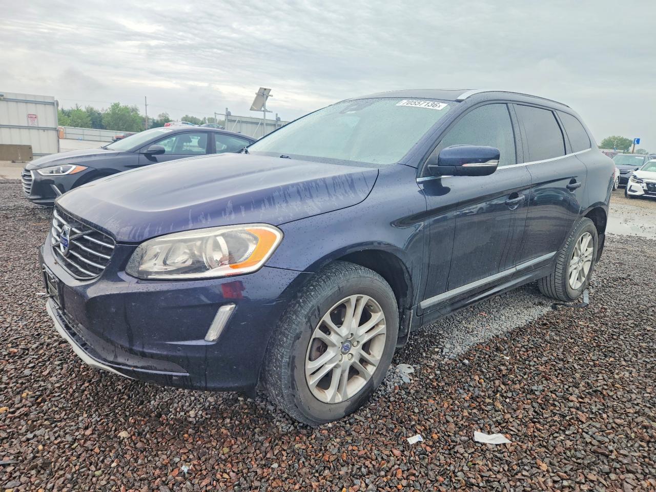 2016 VOLVO XC60 — Front 3/4