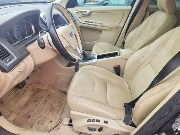 2016 VOLVO XC60 — DENT
