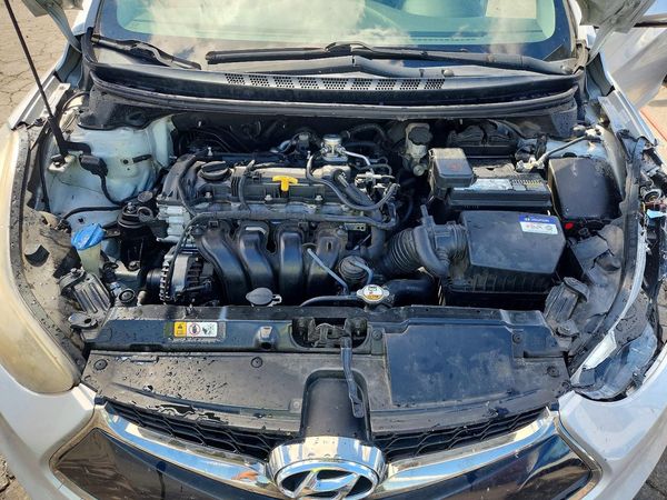 2014 HYUNDAI ELANTRA GLS(STD, Tech) — Engine bay