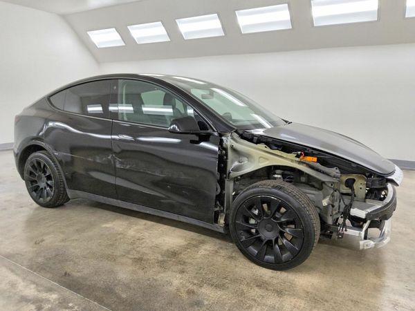 2022 TESLA MODEL Y — Passenger 3/4