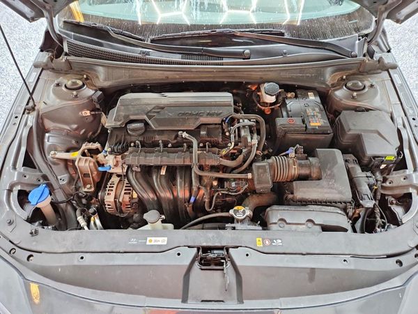 2025 HYUNDAI ELANTRA SEL Convenience — Engine bay