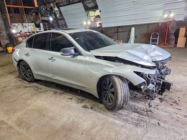 2015 INFINITI Q50 — Passenger 3/4