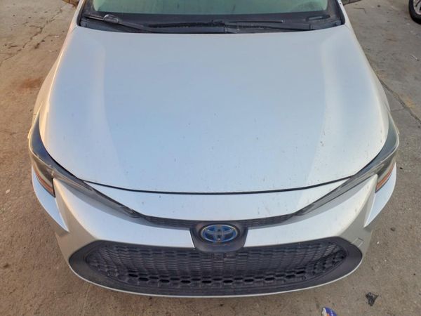 2020 TOYOTA COROLLA LE — Engine bay