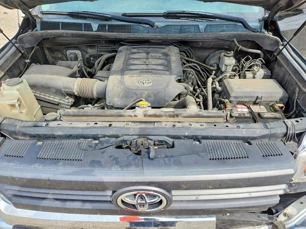 2014 TOYOTA TUNDRA SR5 — Engine bay